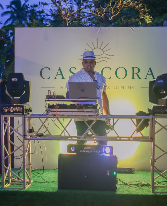 DJ de Casa Cora en su cabina durante una noche en la playa