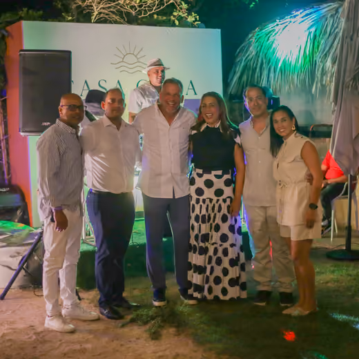 Grupo de invitados en un evento de Casa Cora