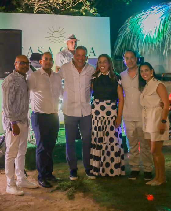 Grupo de invitados posando en un evento de Casa Cora