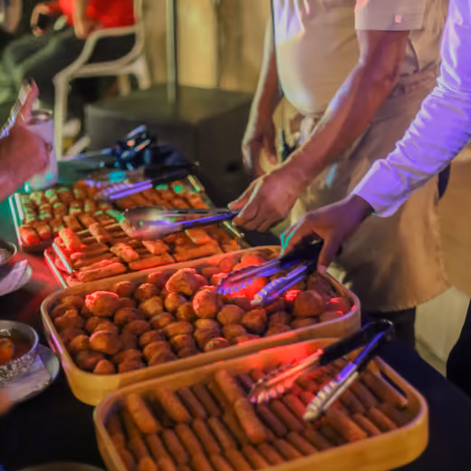 Buffet servido durante un evento
