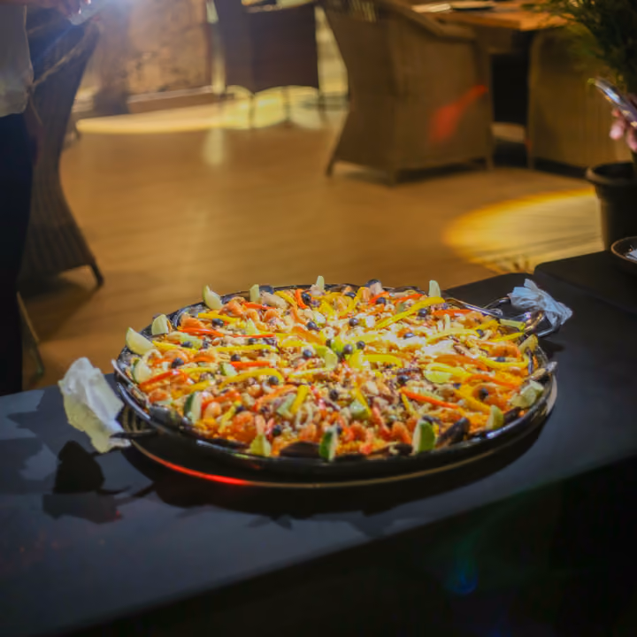 Paella de Casa Cora servida en su sartén