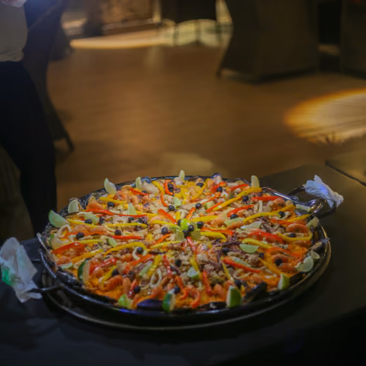 Paella grande servida para compartir