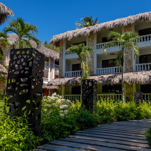 Edificios de Tribe Resorts con techos de cana