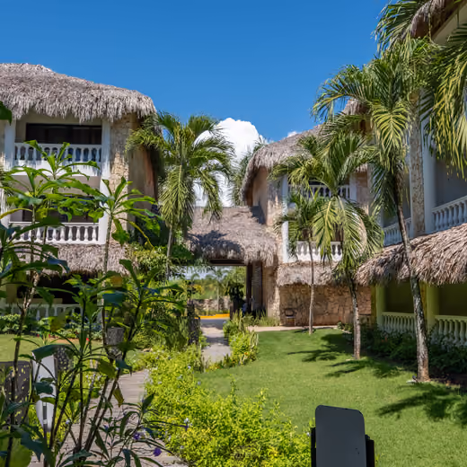 Jardines y edificios de Tribe Resorts
