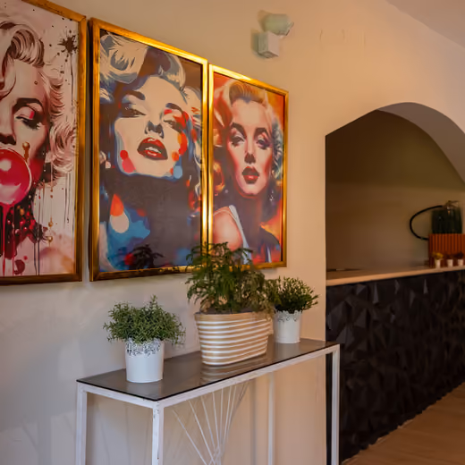 Lobby decorado con cuadros de colores
