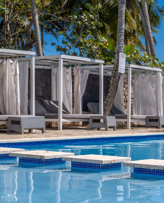 Camas balinesas junto a la piscina de Casa Cora