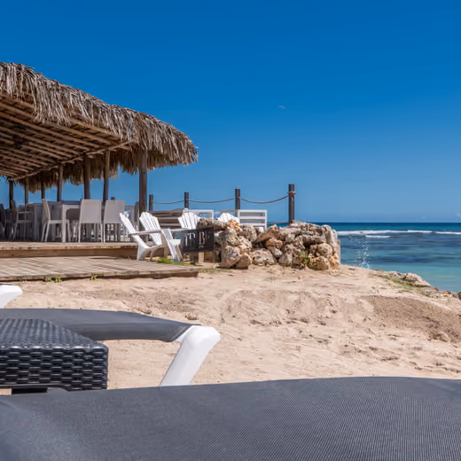 Ranchón de cana y chailones en la playa