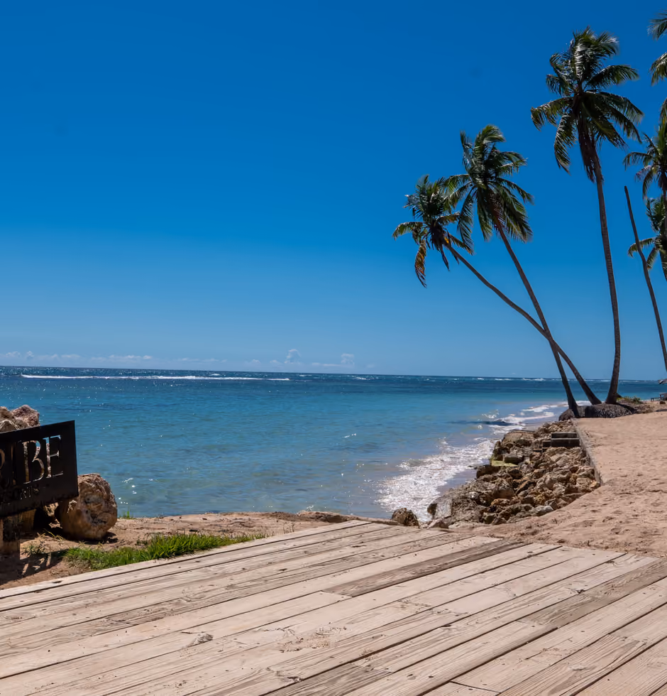 Playa de Juan Dolio con palmeras frente a Casa Cora