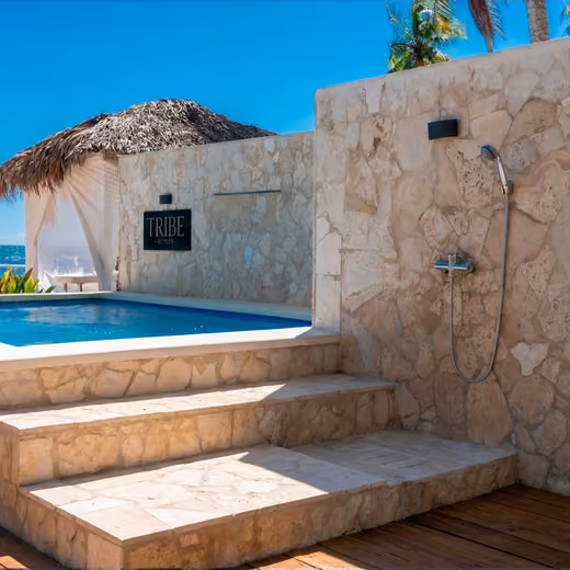 Jacuzzi de piedra con vista al mar