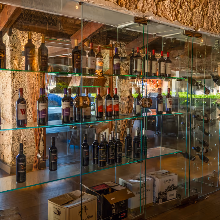Vitrina de botellas del bar de Casa Cora