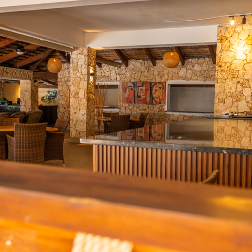 Barra del restaurante con muros de piedra